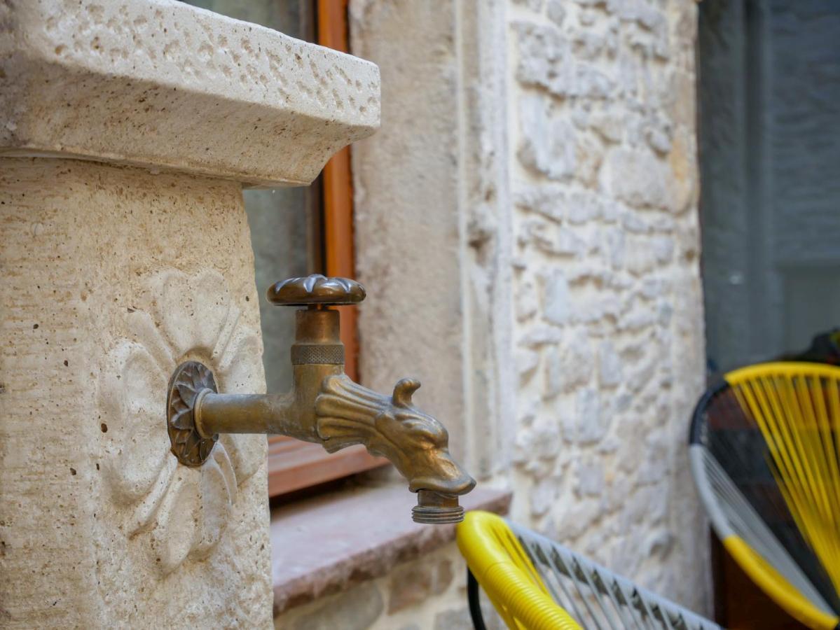 Gite Des Augustins Cremieu Bagian luar foto